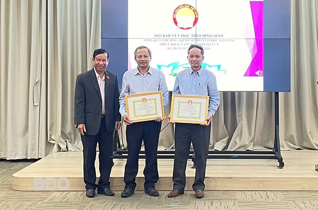 Hội Khuyến học tỉnh tặng giấy khen cho 2 tập thể quản lý tốt chương trình Học bổng SEEDS. Ảnh: H.Đ Hội Khuyến học tỉnh tặng giấy khen cho 2 tập thể quản lý tốt chương trình Học bổng SEEDS. Ảnh: H.Đ