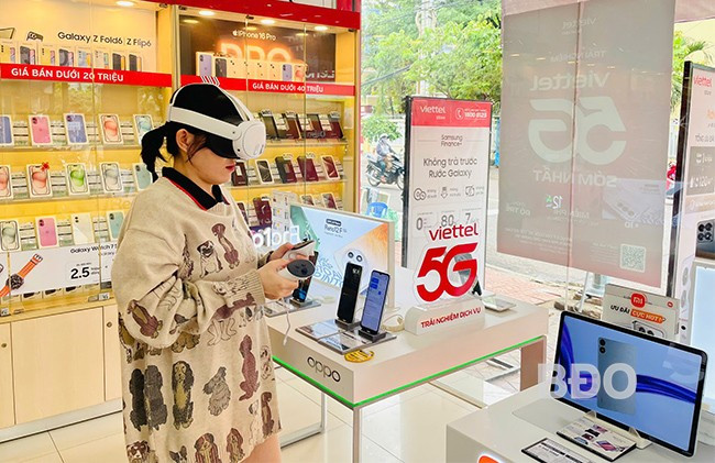 Khách hàng trải nghiệm dịch vụ 5G tại cửa hàng Viettel Store (TP Quy Nhơn). Ảnh: T.LỢI