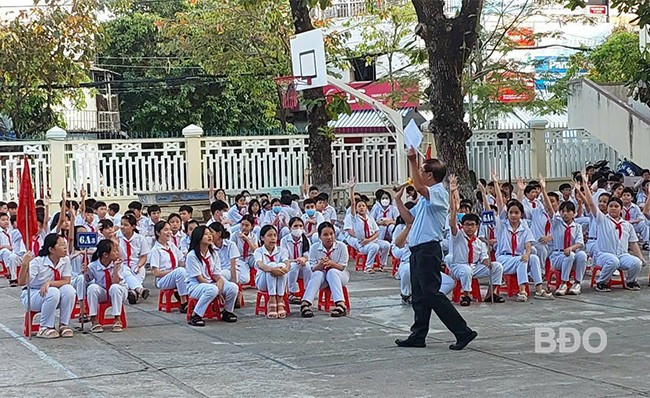 Xuyên suốt và rất quan trọng của công tác dân số là tiếp tục bám sát mục tiêu duy trì vững chắc mức sinh thay thế; giảm thiểu mất cân bằng giới tính khi sinh. - Trong ảnh: Tuyên truyền về sức khỏe trẻ em do cán bộ chuyên trách dân số thuộc TTYT TP Quy Nhơn thực hiện tại trường học năm 2024. Ảnh: M.H