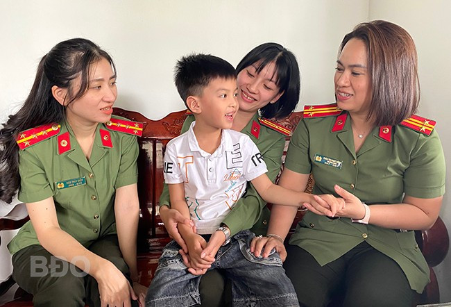 Em Nguyễn Thành Quân (ở thôn Kỳ Sơn, xã Phước Sơn, huyện Tuy Phước) được trung tá Châu Thị Ngọc Hồng, Trưởng Ban Phụ nữ CA tỉnh (bìa phải) cùng các mẹ đỡ đầu tại đơn vị đến thăm trong dịp Tết. Ảnh: N.C Em Nguyễn Thành Quân (ở thôn Kỳ Sơn, xã Phước Sơn, huyện Tuy Phước) được trung tá Châu Thị Ngọc Hồng, Trưởng Ban Phụ nữ CA tỉnh (bìa phải) cùng các mẹ đỡ đầu tại đơn vị đến thăm trong dịp Tết. Ảnh: N.C