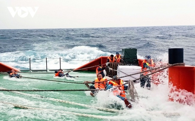 Cán bộ, chiến sĩ Vùng 1 Cảnh sát biển vật lộn với sóng dữ cứu nạn tàu cá ngư dân