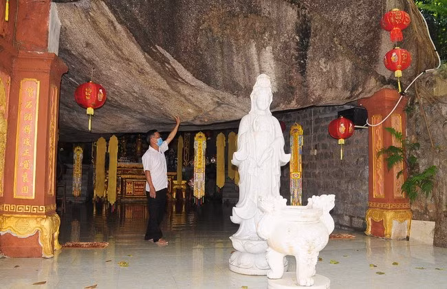 Chùa Ông Đá (Thiên Bửu Thạch Tự) nằm trên núi cao, khung cảnh yên tĩnh. Ảnh: NGỌC NHUẬN