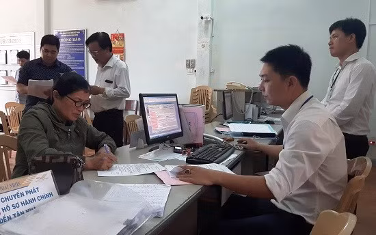 Khảo sát ứng dụng DVCTT tại Bộ phận tiếp nhận và trả kết quả của UBND huyện Hoài Nhơn.