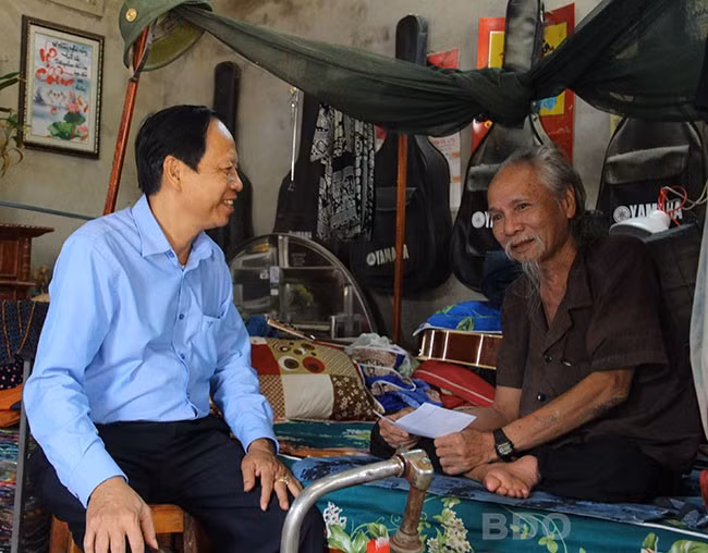 Lãnh đạo Sở LĐ-TB&XH đến thăm ông Thái Minh Tuấn (bên phải) trong dịp tết Nguyên đán Tân Sửu 2021.