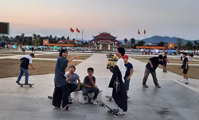 Nhiều bạn trẻ đến Quảng trường TX Hoài Nhơn để chơi môn thể thao yêu thích.