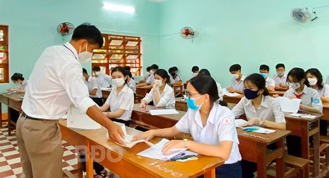 Học sinh lớp 10 trúng tuyển vào Trường THPT chuyên Chu Văn An, năm học 2022 - 2023. Ảnh: M.H