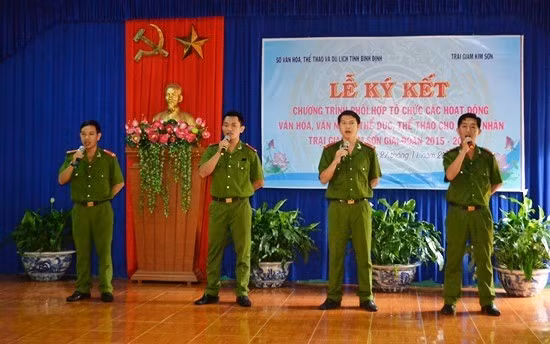 Các cán bộ, chiến sĩ Trại giam Kim Sơn biểu diễn văn nghệ trong lễ ký kết chương trình phối hợp.