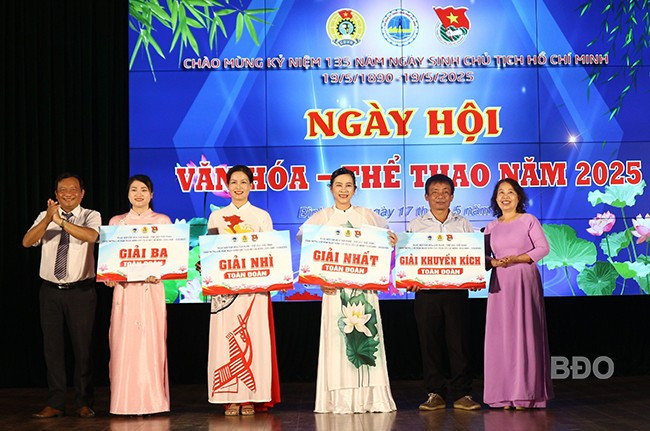 Ban tổ chức trao giải cho các đội giành thành tích cao ở nội dung toàn đoàn. Ảnh: K.V