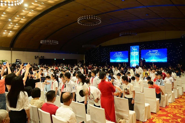 Học sinh tri ân đến phụ huynh - những người âm thầm ủng hộ, đồng hành cùng các em Học sinh tri ân đến phụ huynh - những người âm thầm ủng hộ, đồng hành cùng các em