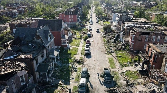 Khung cảnh tan hoang sáng 17.5 (giờ địa phương) của thành phố St. Louis, bang Missouri, Mỹ, sau trận lốc xoáy. Ảnh: REUTERS