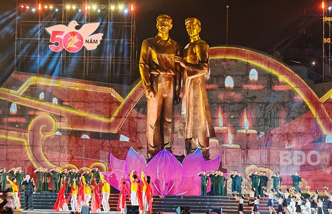 Tượng đài Nguyễn Sinh Sắc - Nguyễn Tất Thành nổi bật trong chương trình nghệ thuật sử thi kỷ niệm 50 năm Ngày giải phóng tỉnh Bình Định. Ảnh: H.THU