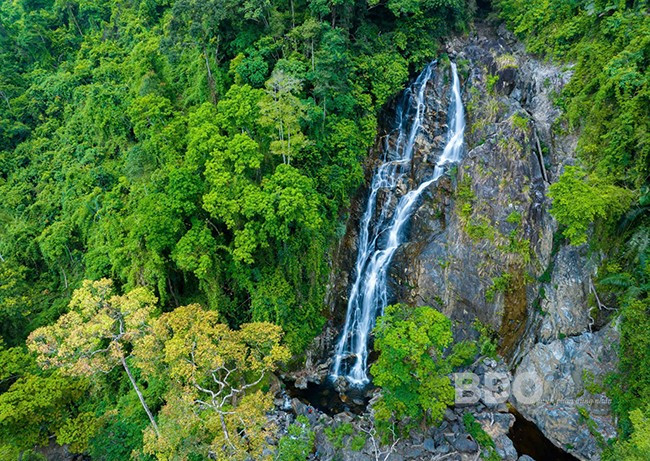 Thác 4 Tầng (thôn 3, xã An Quang) được thiên nhiên ban tặng vẻ đẹp vừa kỳ vĩ, vừa nên thơ giữa đại ngàn xanh thẳm. Ảnh: DŨNG NHÂN