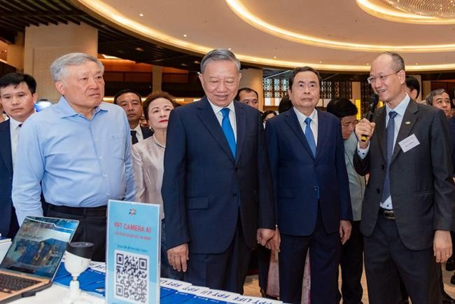 Tổng bí thư Tô Lâm, Chủ tịch nước Lương Cường cùng các đồng chí lãnh đạo Đảng, Nhà nước; lãnh đạo các Ban, bộ ngành và đại biểu Quốc hội đã ghé thăm gian triển lãm của Tập đoàn FPT. Ảnh: FPT
