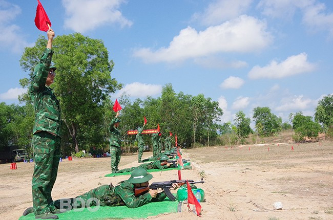 Chiến sĩ mới thực hành kiểm tra bắn đạn thật súng Tiểu liên AK bài 1. Ảnh: Công Cường