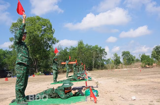 Chiến sĩ mới thực hành kiểm tra bắn đạn thật súng Tiểu liên AK bài 1. Ảnh: Công Cường