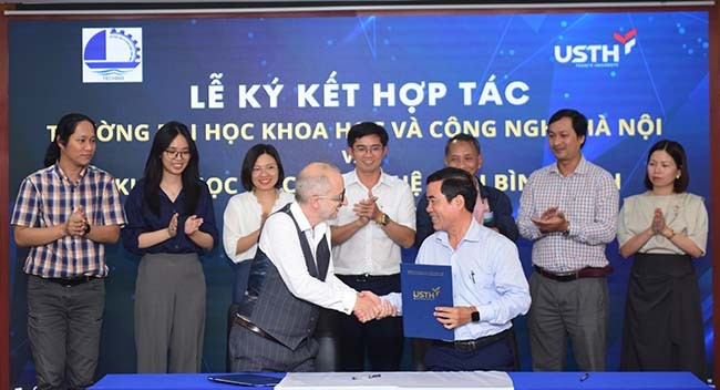 Quang cảnh lễ ký kết. Ảnh: USTH Quang cảnh lễ ký kết. Ảnh: USTH