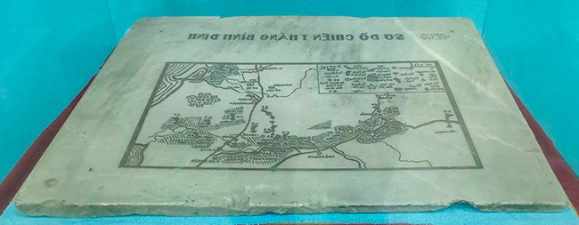 Bản đá in li-tô Sơ đồ chiến thắng Bình Định. Ảnh: NGỌC NHUẬN Bản đá in li-tô Sơ đồ chiến thắng Bình Định. Ảnh: NGỌC NHUẬN