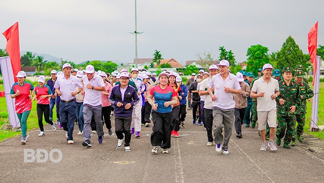 Các đại biểu, cơ quan, đơn vị, thị trấn, xã, LLVT huyện hưởng ứng Ngày chạy Olympic vì sức khỏe toàn dân năm 2025. Ảnh: Thùy Giang