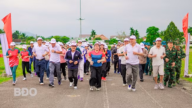 Các đại biểu, cơ quan, đơn vị, thị trấn, xã, LLVT huyện hưởng ứng Ngày chạy Olympic vì sức khỏe toàn dân năm 2025. Ảnh: Thùy Giang