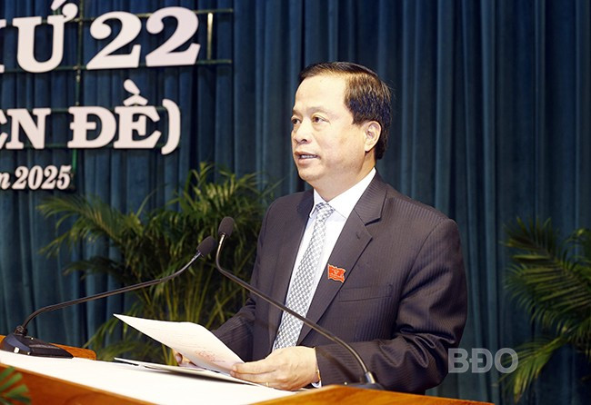 Phó Chủ tịch Thường trực UBND tỉnh Nguyễn Tuấn Thanh trình bày tờ trình về việc miễn nhiệm chức danh Ủy viên UBND tỉnh nhiệm kỳ 2021-2026. Phó Chủ tịch Thường trực UBND tỉnh Nguyễn Tuấn Thanh trình bày tờ trình về việc miễn nhiệm chức danh Ủy viên UBND tỉnh nhiệm kỳ 2021-2026.