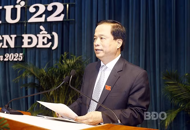 Phó Chủ tịch Thường trực UBND tỉnh Nguyễn Tuấn Thanh trình bày tờ trình về việc miễn nhiệm chức danh Ủy viên UBND tỉnh nhiệm kỳ 2021-2026.