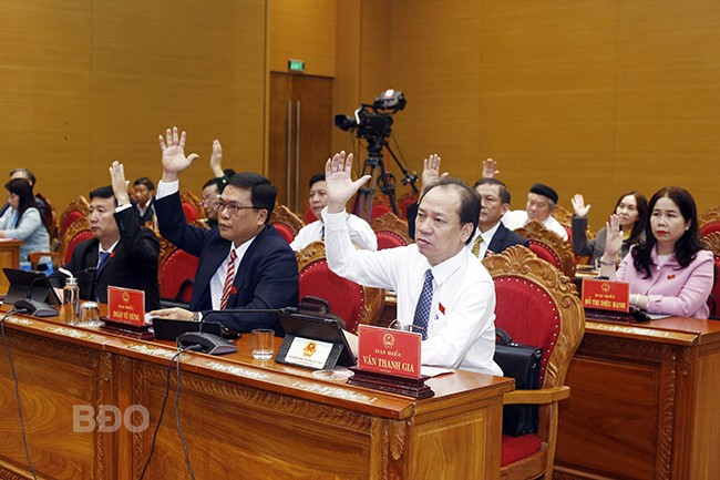 Đại biểu HĐND tỉnh biểu quyết thông qua Nghị quyết xác nhận kết quả bầu bổ sung Ủy viên UBND tỉnh nhiệm kỳ 2021-2026. Đại biểu HĐND tỉnh biểu quyết thông qua Nghị quyết xác nhận kết quả bầu bổ sung Ủy viên UBND tỉnh nhiệm kỳ 2021-2026.