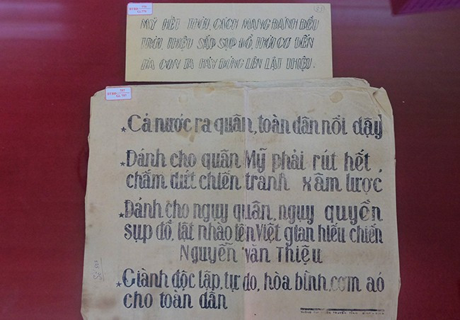 Truyền đơn và mệnh lệnh được in trong kháng chiến chống Mỹ. Ảnh: NGỌC NHUẬN Truyền đơn và mệnh lệnh được in trong kháng chiến chống Mỹ. Ảnh: NGỌC NHUẬN