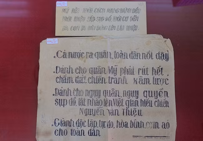 Truyền đơn và mệnh lệnh được in trong kháng chiến chống Mỹ. Ảnh: NGỌC NHUẬN