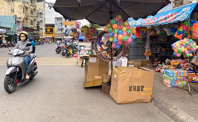 Các hoạt động buôn bán, đậu đỗ xe dưới lòng đường tại khu vực ngã tư đường Ngô Gia Tự - Trần Phú (phường Bình Định, TX An Nhơn) gây mất ATGT. Ảnh: N.C