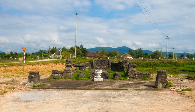 Việc tu bổ Lăng mộ Hiển tổ khảo Tây Sơn Tam kiệt đảm bảo giữ nguyên vẹn kết cấu kiến trúc ngôi mộ gốc. Ảnh: NGỌC NHUẬN Việc tu bổ Lăng mộ Hiển tổ khảo Tây Sơn Tam kiệt đảm bảo giữ nguyên vẹn kết cấu kiến trúc ngôi mộ gốc. Ảnh: NGỌC NHUẬN