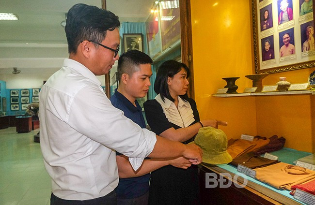 Cán bộ Bảo tàng tỉnh kiểm tra tư liệu, hiện vật thời kháng chiến chống Mỹ đang lưu giữ. Ảnh: NGỌC NHUẬN Cán bộ Bảo tàng tỉnh kiểm tra tư liệu, hiện vật thời kháng chiến chống Mỹ đang lưu giữ. Ảnh: NGỌC NHUẬN