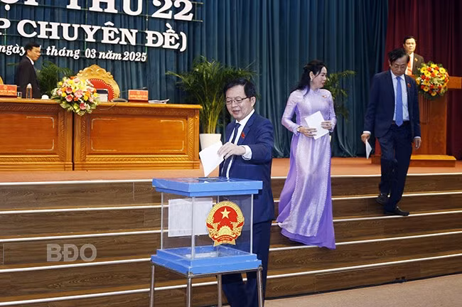Đại biểu HĐND tỉnh bỏ phiếu bầu bổ sung Ủy viên UBND tỉnh nhiệm kỳ 2021-2026.