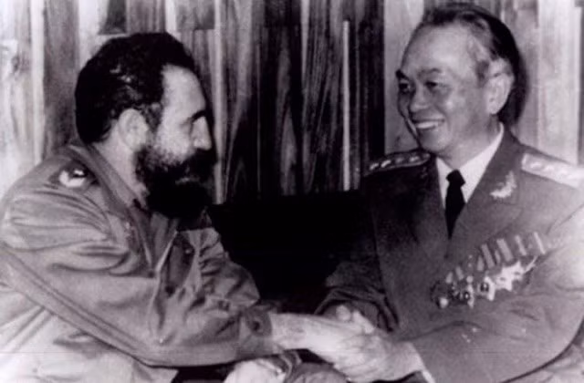Đại tướng Võ Nguyên Giáp bắt tay thân mật Chủ tịch Cuba Fidel Castro trong chuyến thăm Cuba năm 1976. Nguồn: Sách ảnh “Đại tướng, Tổng tư lệnh Võ Nguyên Giáp". Đại tướng Võ Nguyên Giáp bắt tay thân mật Chủ tịch Cuba Fidel Castro trong chuyến thăm Cuba năm 1976. Nguồn: Sách ảnh “Đại tướng, Tổng tư lệnh Võ Nguyên Giáp".