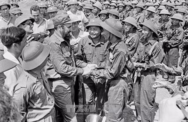 Fidel Castro là nguyên thủ nước ngoài đầu tiên và duy nhất đến thăm vùng mới giải phóng Quảng Trị. Ảnh: TTXVN Fidel Castro là nguyên thủ nước ngoài đầu tiên và duy nhất đến thăm vùng mới giải phóng Quảng Trị. Ảnh: TTXVN