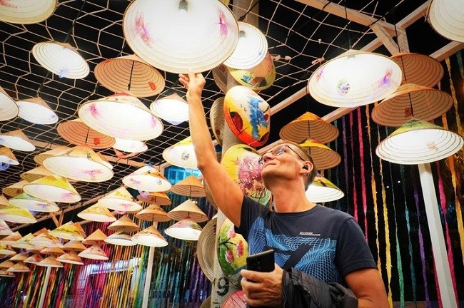 Du khách Nga thích thú với nhiều sản phẩm du lịch ở Nha Trang. Ảnh minh họa: TRẦN HOÀI Du khách Nga thích thú với nhiều sản phẩm du lịch ở Nha Trang. Ảnh minh họa: TRẦN HOÀI