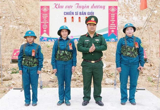 Các nữ dân quân tự vệ huyện Vĩnh Thạnh nhận “hoa bắn giỏi”. Ảnh: N.K