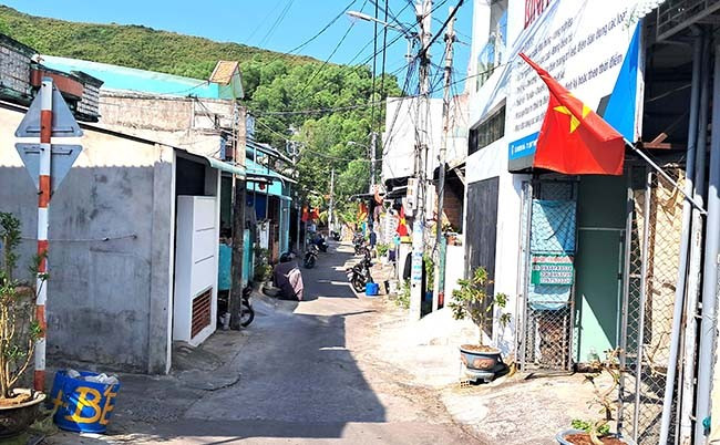 Nhiều hộ dân tại khu tái định cư triều cường đã ở ổn định từ năm 1999 cho đến nay nhưng không thể làm sổ đỏ do vướng quy định. Ảnh: VĂN LƯU