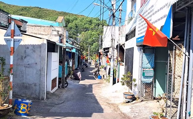 Nhiều hộ dân tại khu tái định cư triều cường đã ở ổn định từ năm 1999 cho đến nay nhưng không thể làm sổ đỏ do vướng quy định. Ảnh: VĂN LƯU