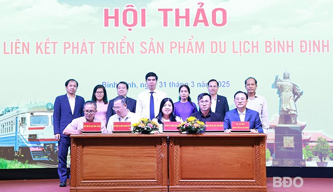 Lễ ký kết liên kết phát triển du lịch giữa Chi hội lữ hành Bình Định và các chi hội lữ hành trong nước. Ảnh: ĐOAN NGỌC