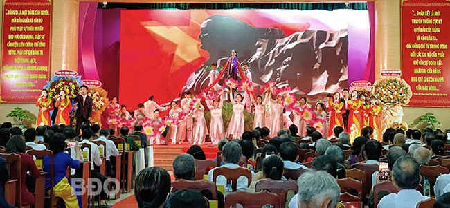 Các tiết mục văn nghệ chào mừng 50 năm Ngày Giải phóng huyện Tây Sơn. Ảnh: HẢI YẾN Các tiết mục văn nghệ chào mừng 50 năm Ngày Giải phóng huyện Tây Sơn. Ảnh: HẢI YẾN