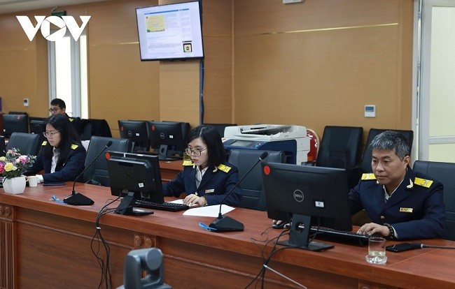 Cán bộ Chi cục Thuế khu vực I hỗ trợ trực tuyến giải quyết các thủ tục về thuế cho người dân. Cán bộ Chi cục Thuế khu vực I hỗ trợ trực tuyến giải quyết các thủ tục về thuế cho người dân.