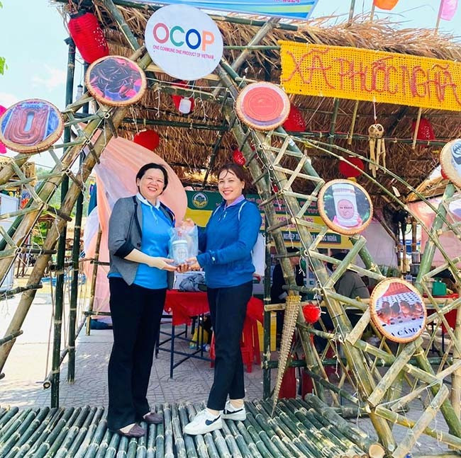 Để các sản phẩm OCOP trên địa bàn đến gần hơn với người tiêu dùng, trong năm 2024, huyện Tuy Phước đã tổ chức phiên chợ giới thiệu sản phẩm OCOP và sản phẩm tiêu biểu. Ảnh: N.N Để các sản phẩm OCOP trên địa bàn đến gần hơn với người tiêu dùng, trong năm 2024, huyện Tuy Phước đã tổ chức phiên chợ giới thiệu sản phẩm OCOP và sản phẩm tiêu biểu. Ảnh: N.N