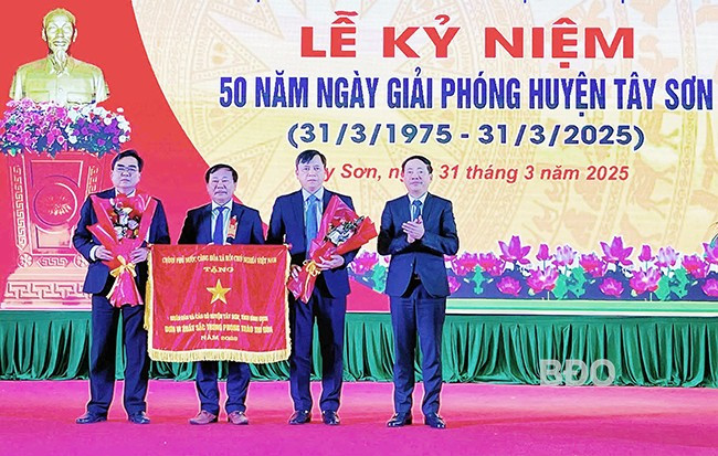 Chủ tịch UBND tỉnh Phạm Anh Tuấn thừa ủy quyền trao Cờ thi đua của Thủ tướng Chính phủ cho nhân dân và cán bộ huyện Tây Sơn vì thành tích xuất sắc trong phong trào thi đua yêu nước năm 2023. Ảnh: HẢI YẾN Chủ tịch UBND tỉnh Phạm Anh Tuấn thừa ủy quyền trao Cờ thi đua của Thủ tướng Chính phủ cho nhân dân và cán bộ huyện Tây Sơn vì thành tích xuất sắc trong phong trào thi đua yêu nước năm 2023. Ảnh: HẢI YẾN