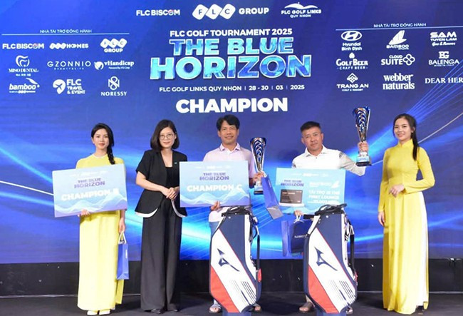 Ban tổ chức trao giải cho các VĐV giành giải nhất các bảng A, B và C ở ngày thi đấu thứ 3. Ảnh: BTC cung cấp Ban tổ chức trao giải cho các VĐV giành giải nhất các bảng A, B và C ở ngày thi đấu thứ 3. Ảnh: BTC cung cấp