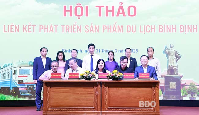 Lễ ký kết liên kết phát triển du lịch giữa Chi hội lữ hành Bình Định và các chi hội lữ hành trong nước. Ảnh: ĐOAN NGỌC Lễ ký kết liên kết phát triển du lịch giữa Chi hội lữ hành Bình Định và các chi hội lữ hành trong nước. Ảnh: ĐOAN NGỌC