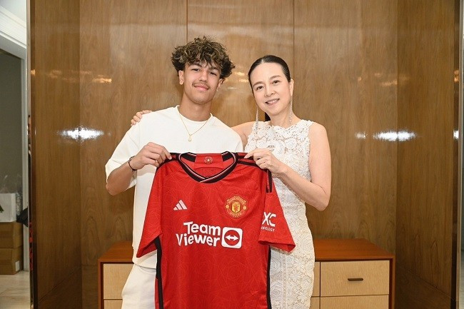 Silva Mexes và Chủ tịch LĐBĐ Thái Lan - Madam Pang. (Ảnh: Siam Sport).