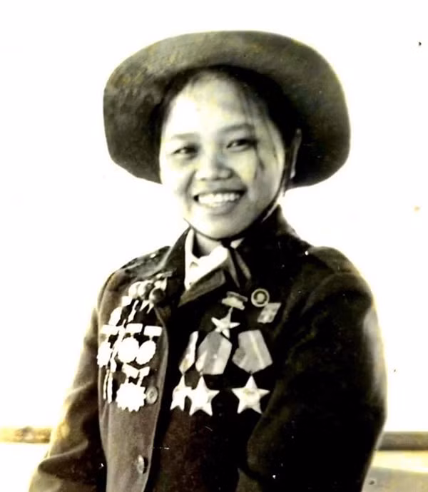 “Tình yêu quê hương đất nước đã mang đến sức mạnh cho tôi. Khi kẻ thù đến xâm lược Việt Nam thì thế hệ nào cũng cầm chặt tay súng bảo vệ quê hương, bảo vệ mảnh đất thiêng liêng của Tổ quốc”. Anh hùng LLVT nhân dân NGUYỄN THỊ PHÚC