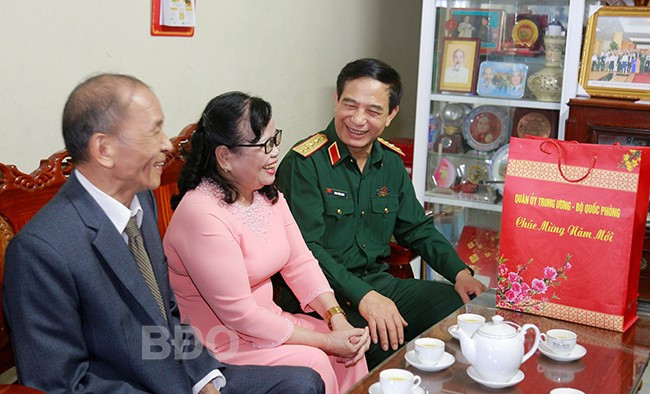 Anh hùng LLVT nhân dân Nguyễn Thị Phúc (giữa) vinh dự được đại tướng Phan Văn Giang (phải) - Ủy viên Bộ Chính trị, Phó Bí thư Quân ủy Trung ương, Bộ trưởng Bộ Quốc phòng, đến thăm vào tháng 1.2023. Ảnh: HỒNG PHÚC