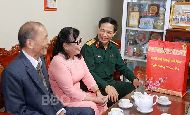 Anh hùng LLVT nhân dân Nguyễn Thị Phúc (giữa) vinh dự được đại tướng Phan Văn Giang (phải) - Ủy viên Bộ Chính trị, Phó Bí thư Quân ủy Trung ương, Bộ trưởng Bộ Quốc phòng, đến thăm vào tháng 1.2023. Ảnh: HỒNG PHÚC