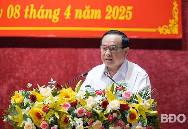 Thay mặt Ban Thường vụ Tỉnh ủy, Trưởng Ban Tổ chức Tỉnh ủy Nguyễn Giờ quán triệt Kết luận số 137-KL/TW ngày 28.3.2025 của Bộ Chính trị, Ban Bí thư về Đề án sắp xếp, tổ chức lại đơn vị hành chính các cấp và xây dựng mô hình tổ chức chính quyền địa phương 2 cấp. Ảnh: N.H